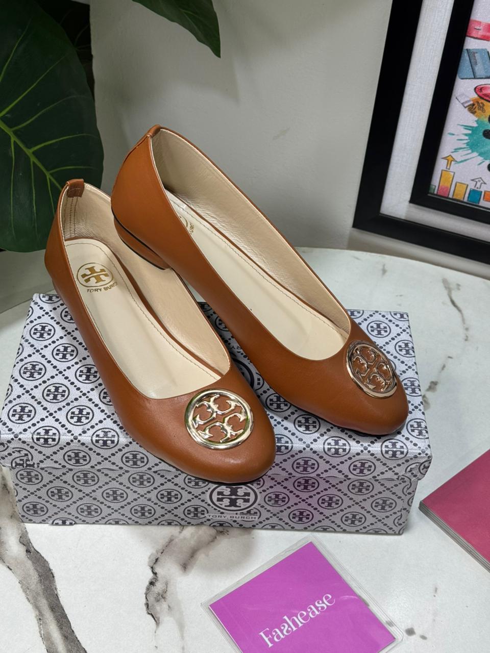 Roundie Emblem Pumps
