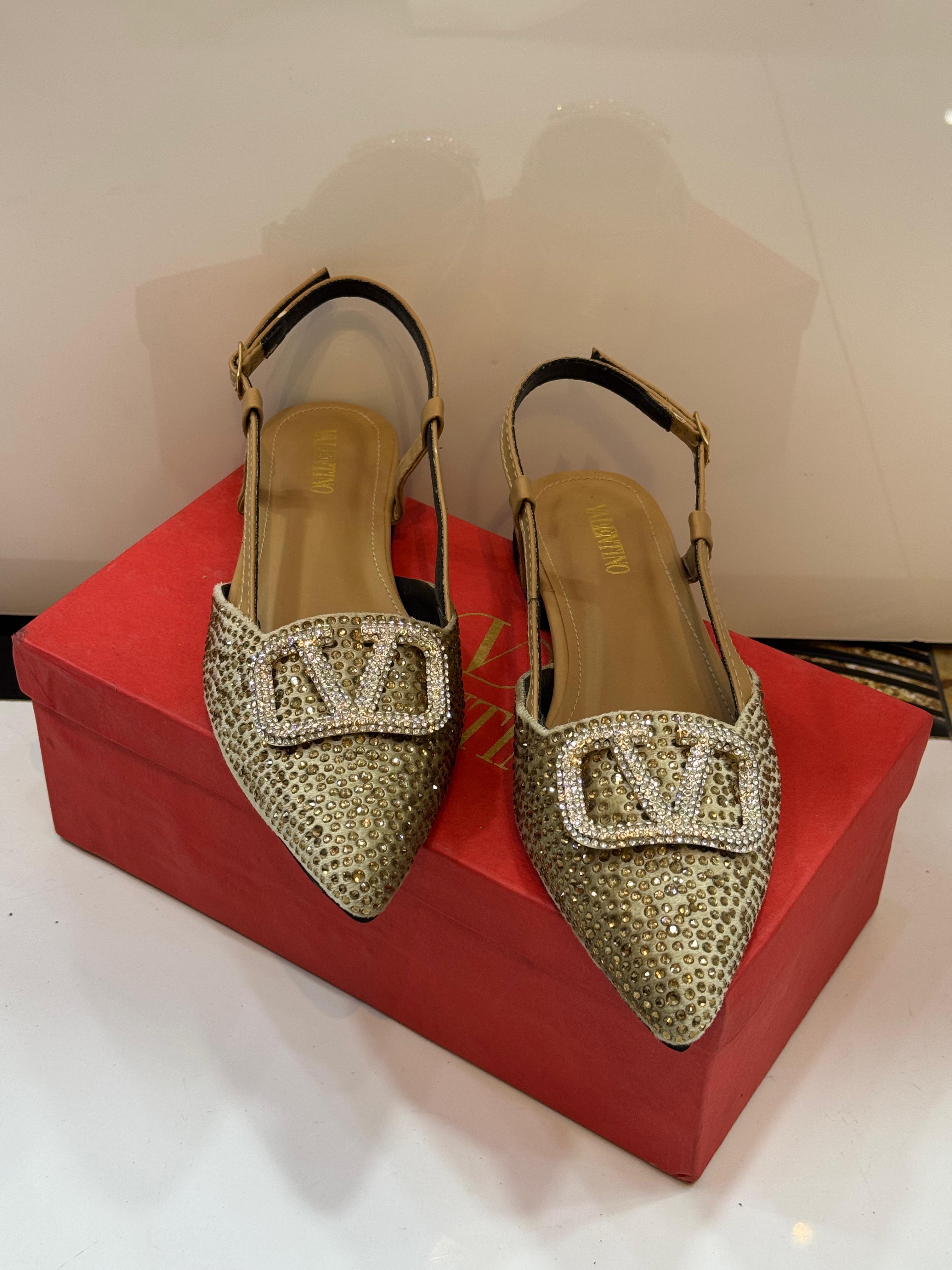 Shiny Stone V Pumps