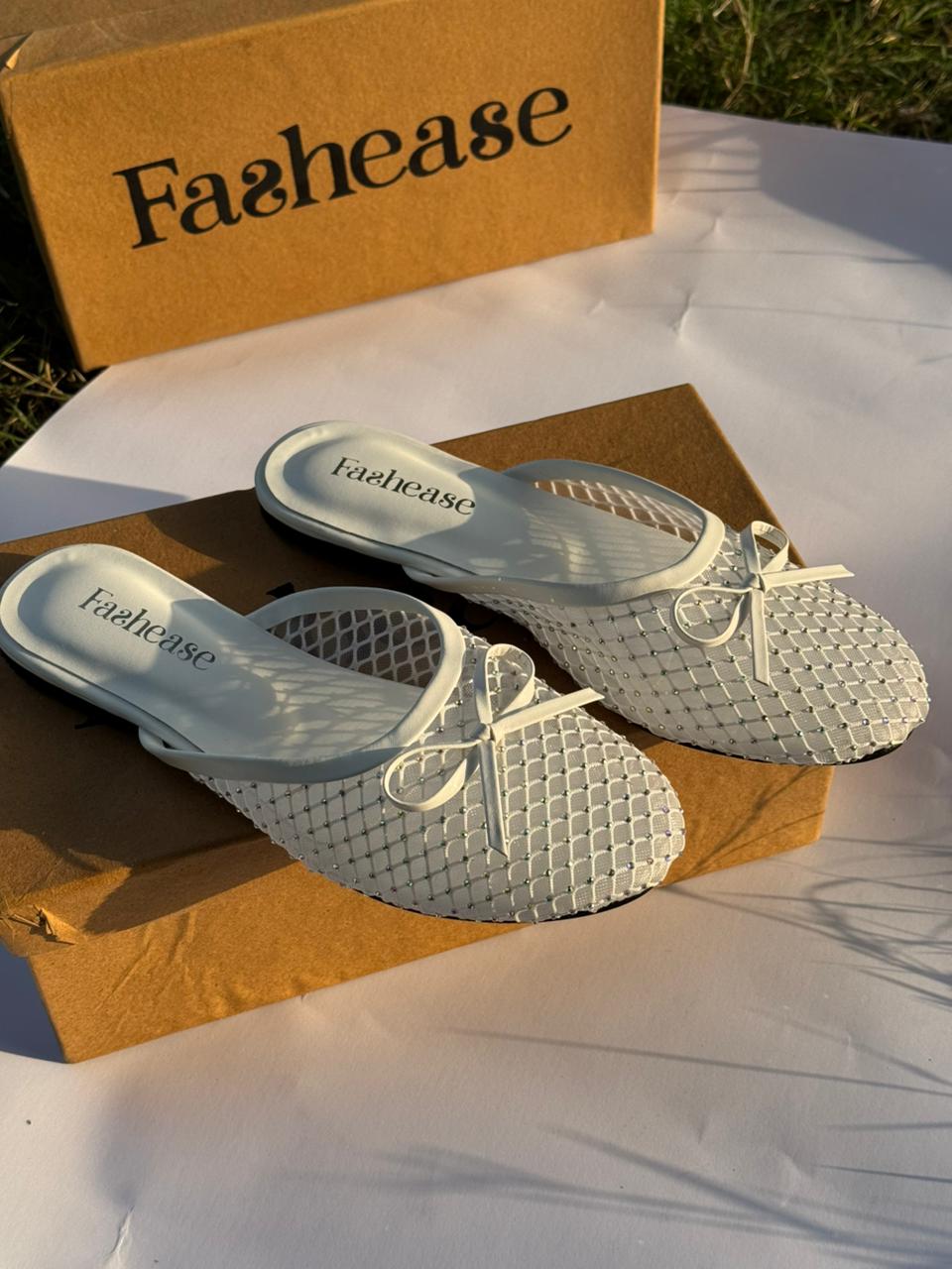 FƎ White Stone Pumps