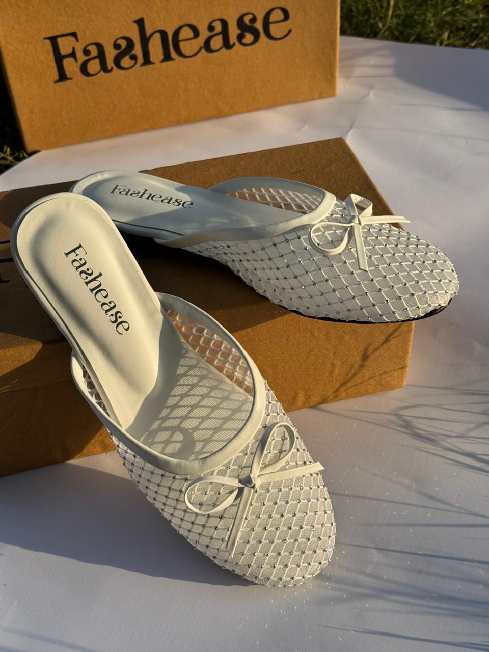 FƎ White Stone Pumps