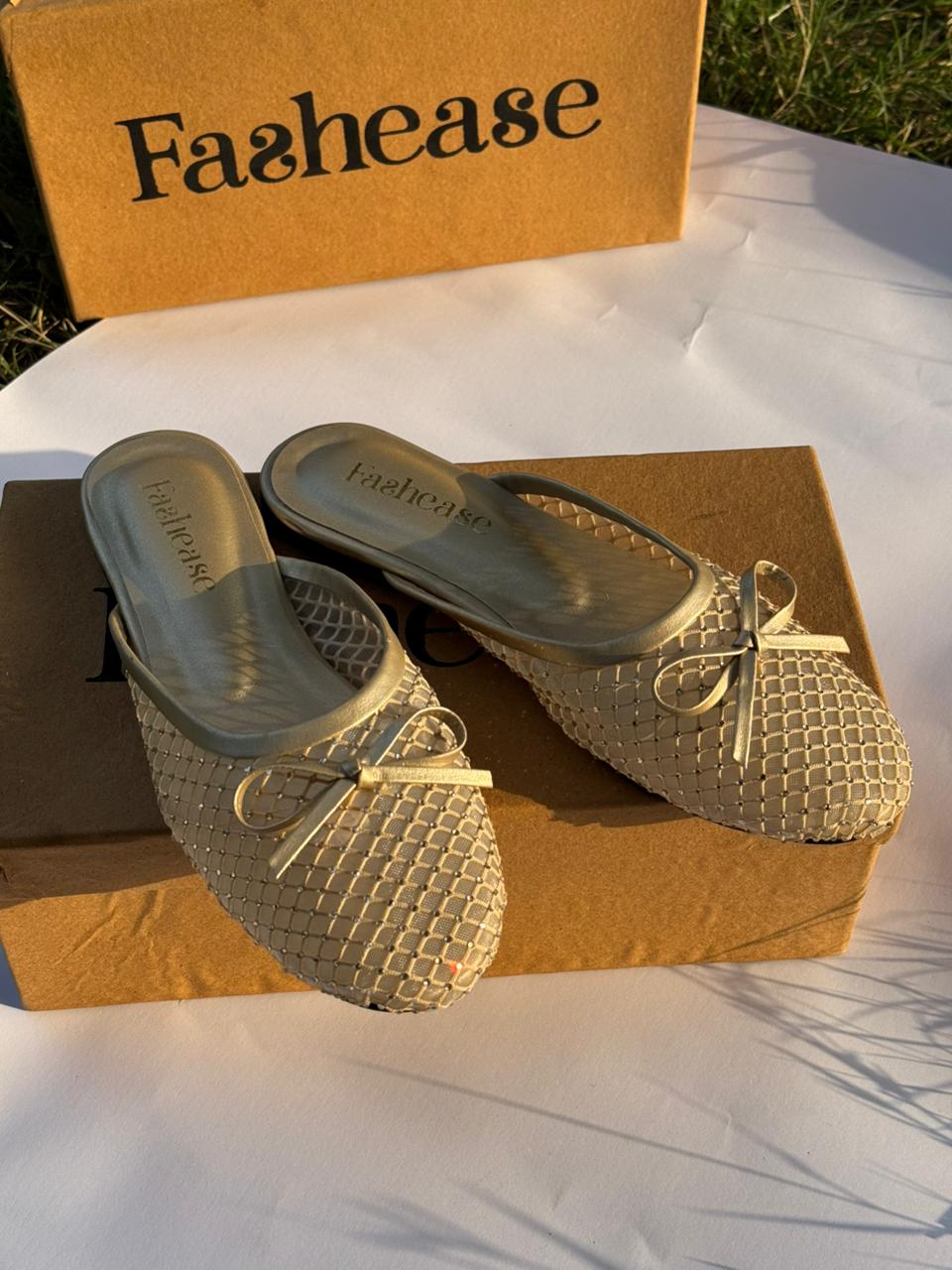 FƎ Golden Stone Pumps